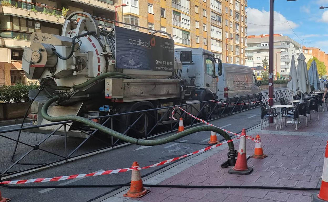 Un camión de reparto de gasóleo en una calle de la ciudad.