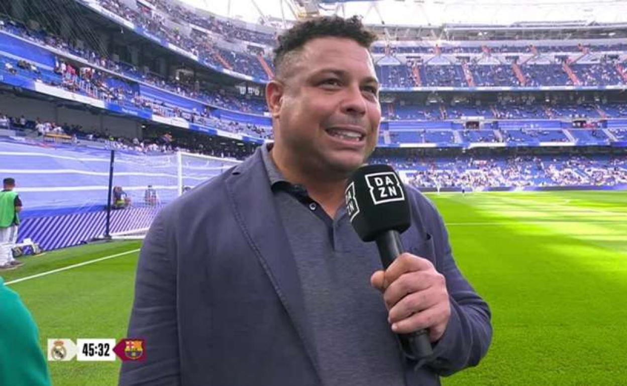 Ronaldo en el Bernabéu antes de iniciarse el clásico