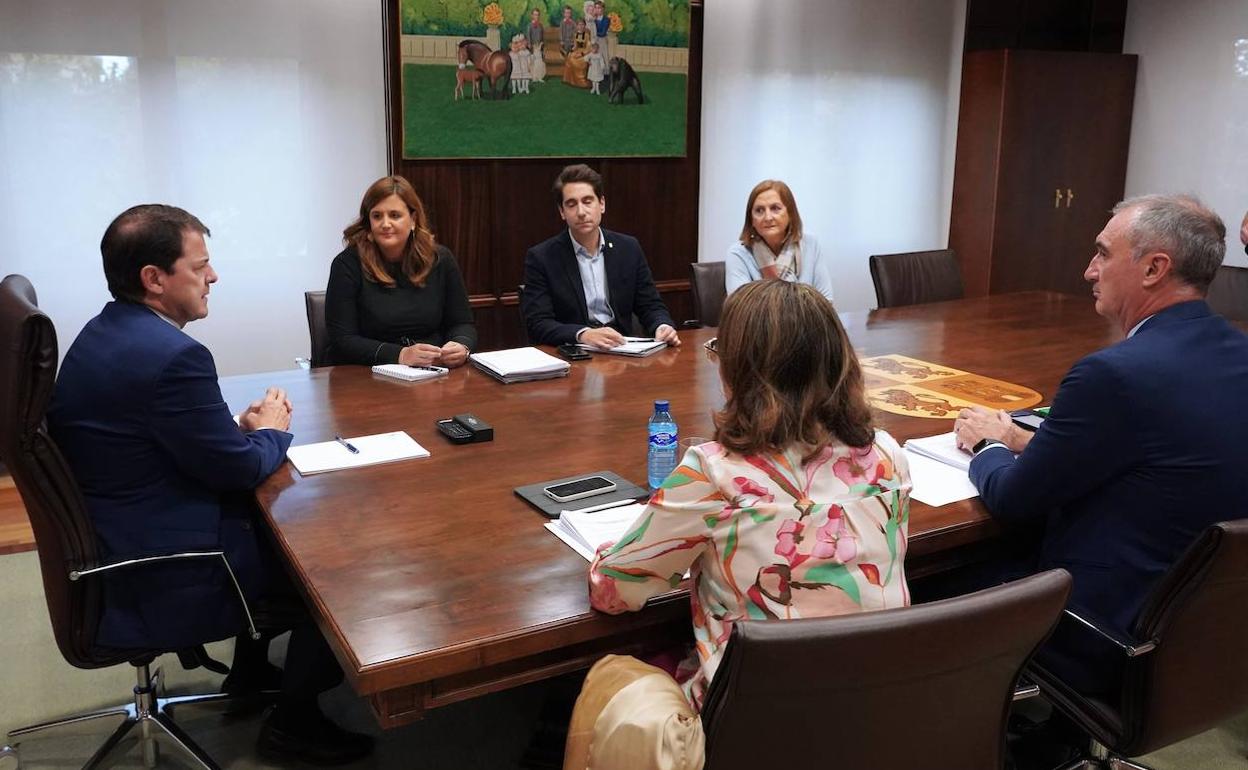 Desde la izquierda, el presidente de la Junta. Alfonso Fernández Mañueco; la alcaldesa de Segovia, Clara Martín; los concejales Miguel Merino y Marian Rueda; la consejera de Movilidad, María González; y el delegado territorial de la Junta en Segovia, José Mazarías. 