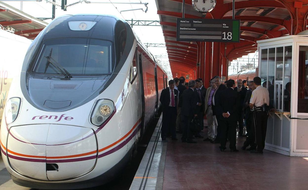 Pasaje a punto de montar en un Avant en la estación de Chamartín, en Madrid, con destino Segovia. 