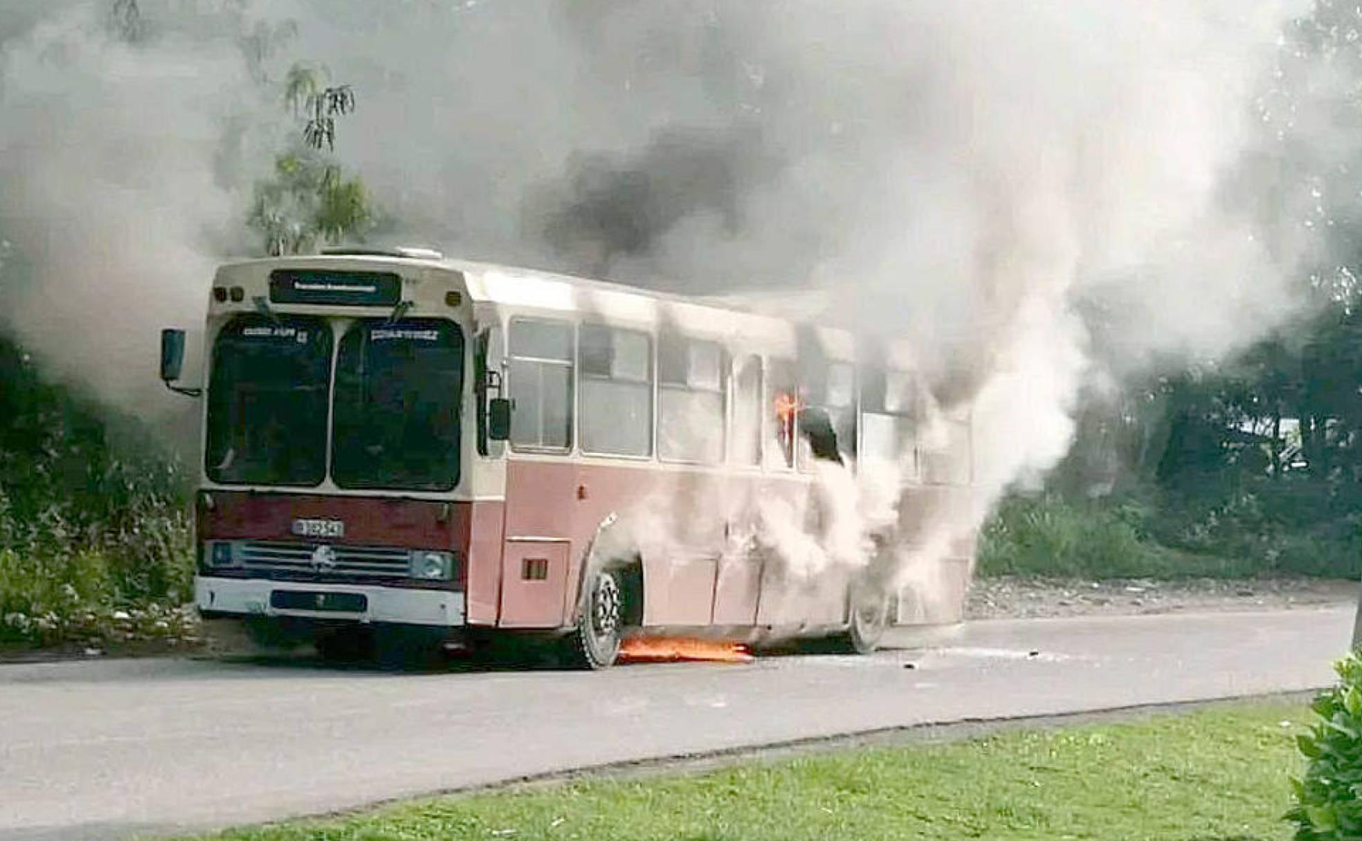 El viejo autobús de Auvasa, en llamas en la capital cubana. 