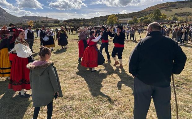 Imagen principal - San Salvador de Cantamuda celebra la Feria del Caballo