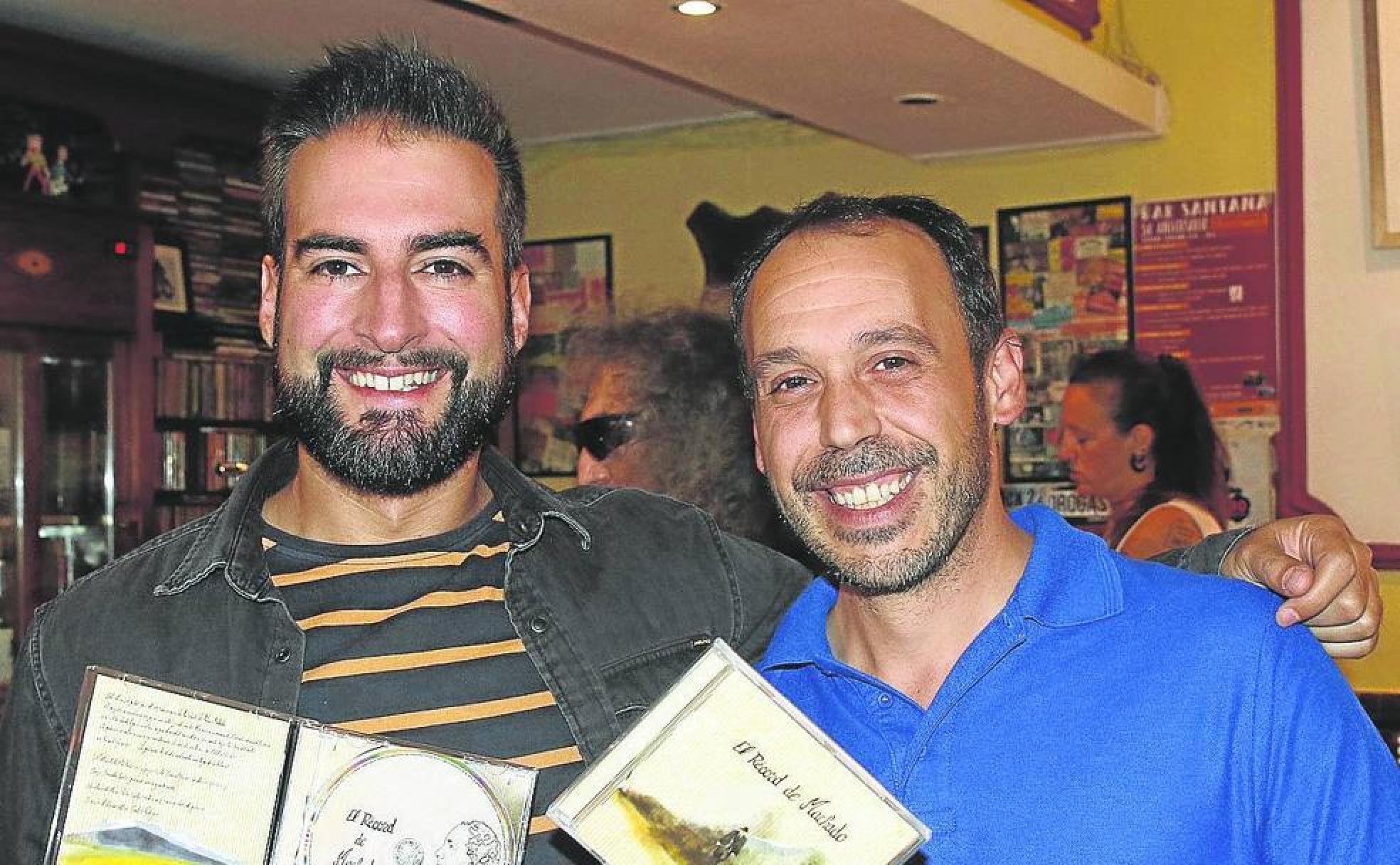 Borja Bermúdez-Cañete y Daniel Núñez, ayer, con el disco. 