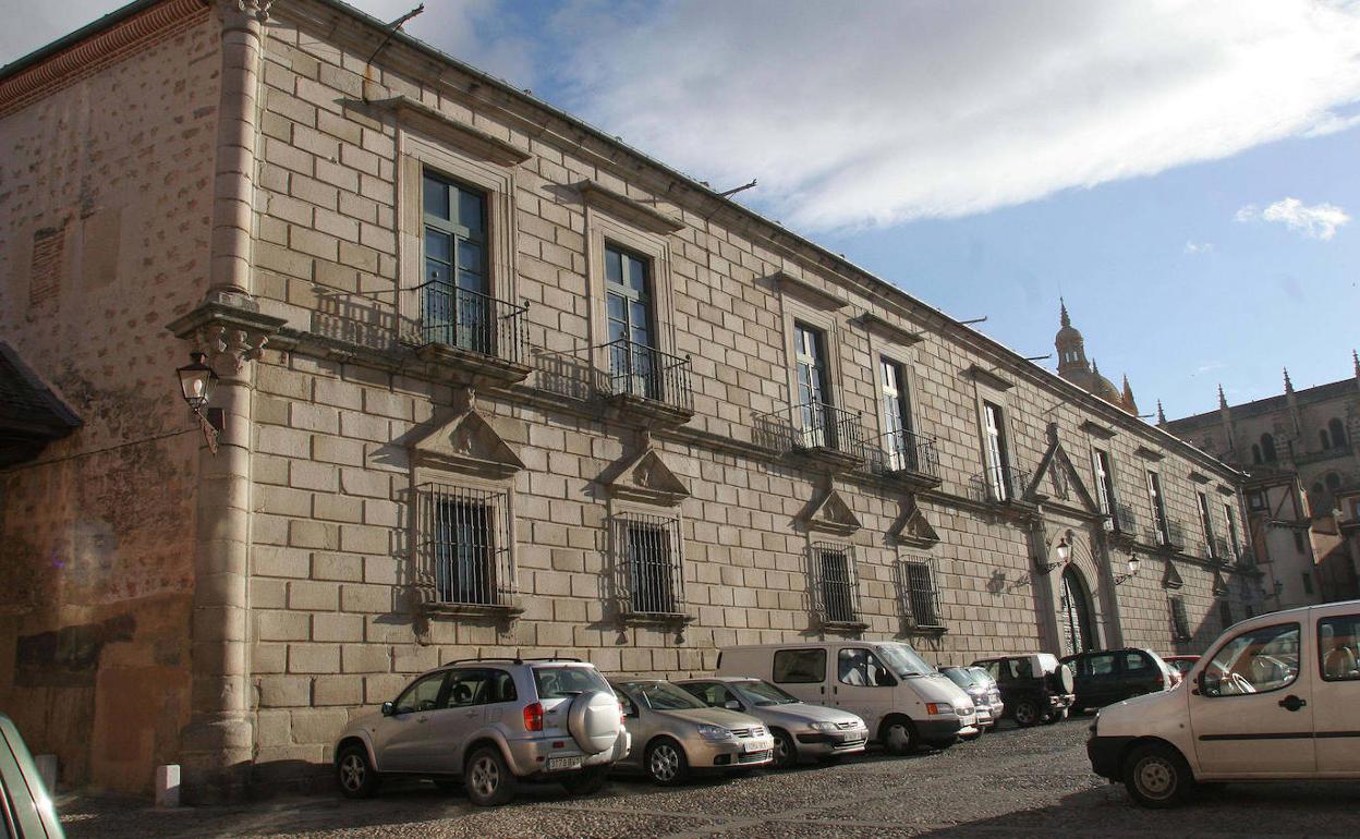 Edificio del Palacio Episcopal de Segovia, en la plaza de San Esteban. 