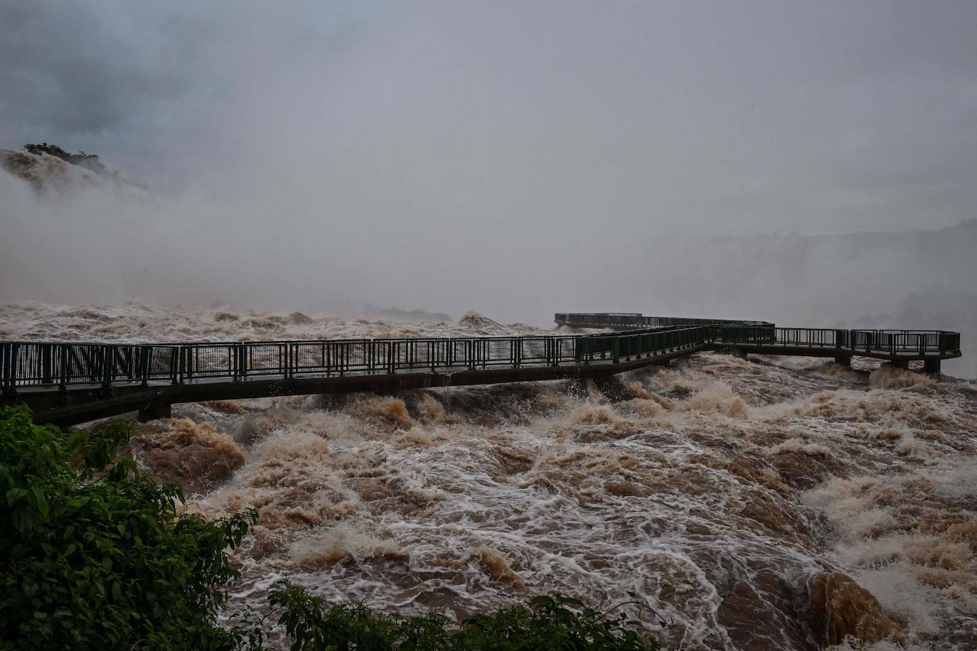 Fotos: Las cataratas de Iguazú se desbordan tras las fuertes lluvias torrenciales