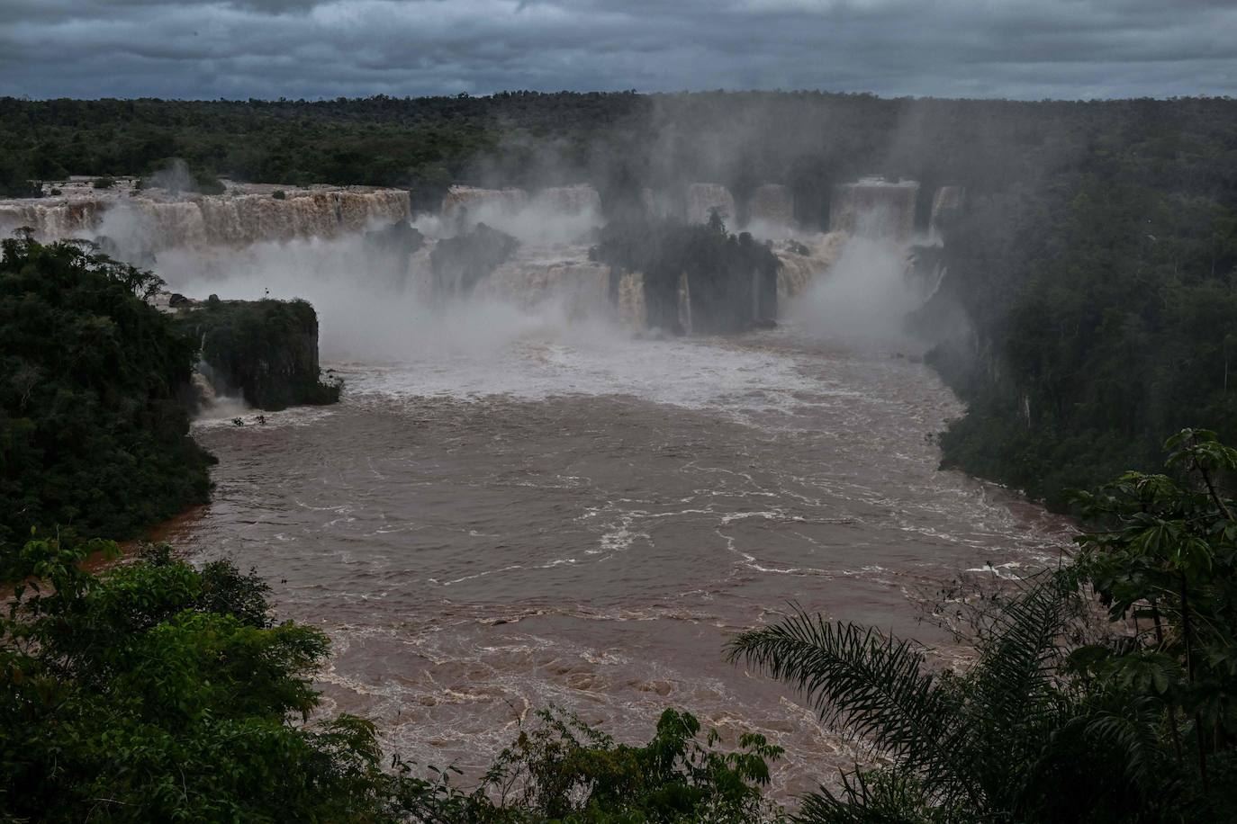 Fotos: Las cataratas de Iguazú se desbordan tras las fuertes lluvias torrenciales