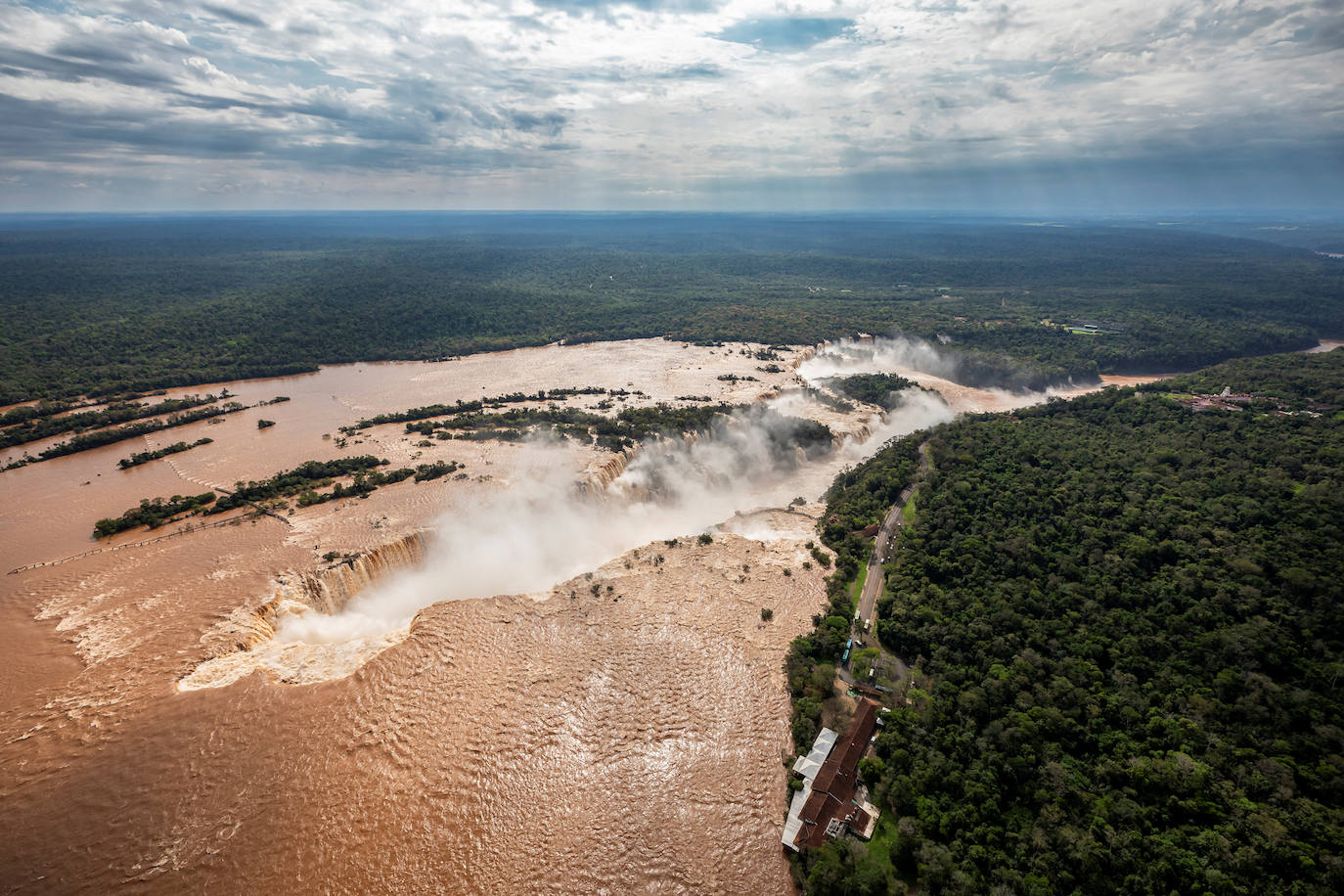 Fotos: Las cataratas de Iguazú se desbordan tras las fuertes lluvias torrenciales