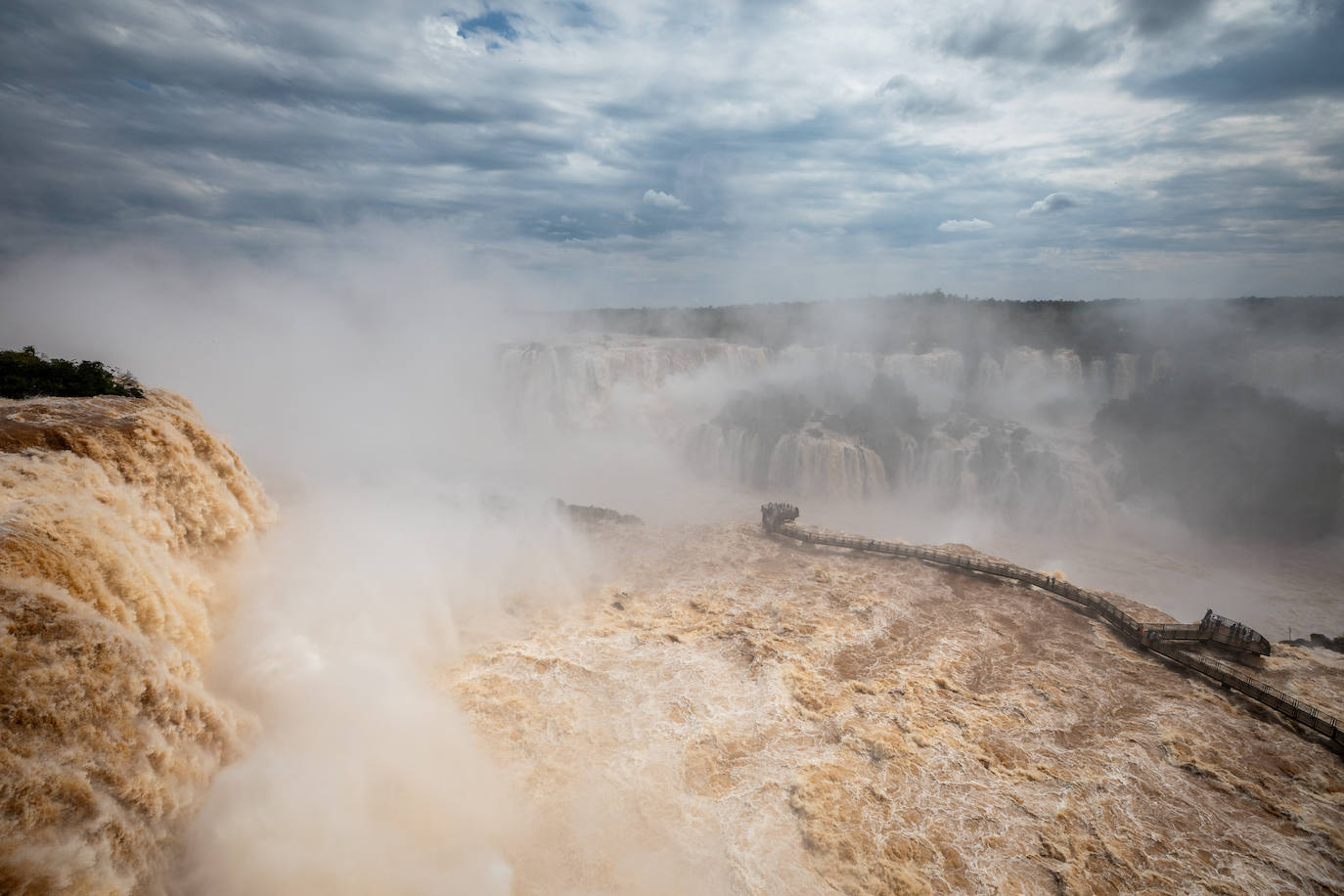 Fotos: Las cataratas de Iguazú se desbordan tras las fuertes lluvias torrenciales