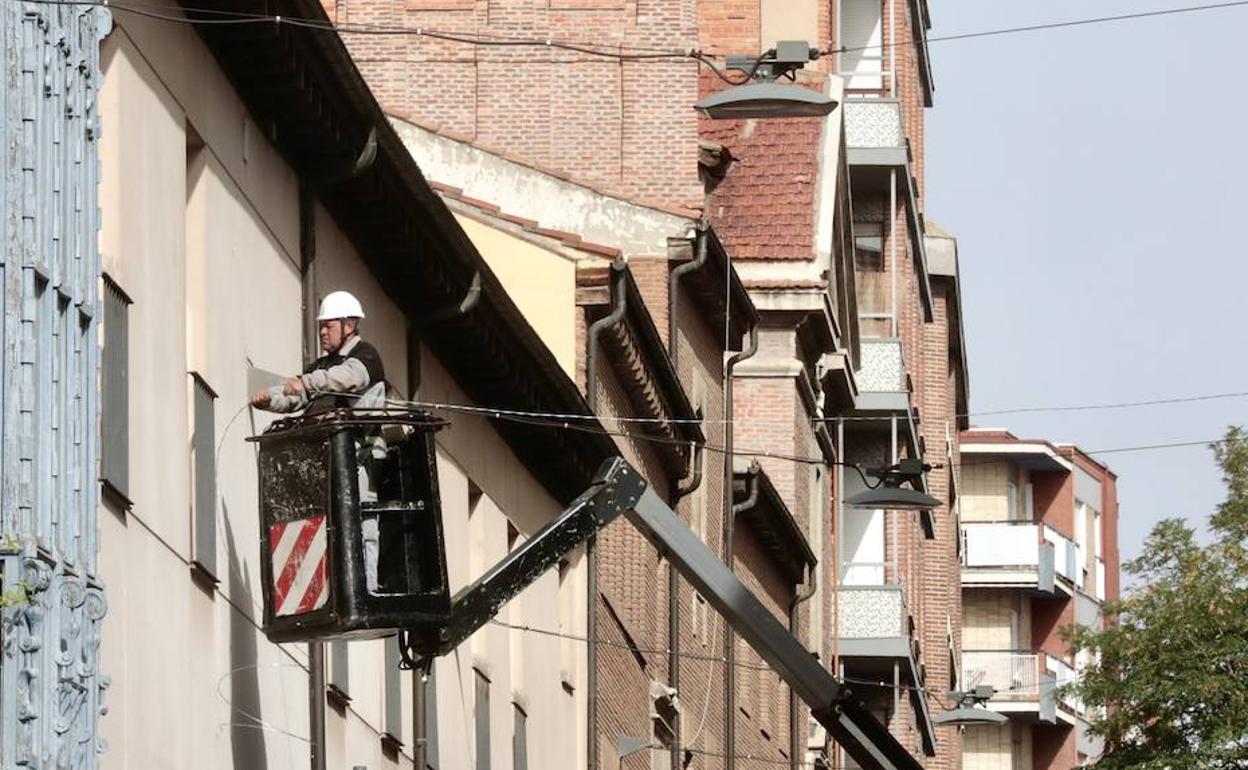 Un operario prepara la preinstalación de las luces navideñas en la calle Teresa Gil. 