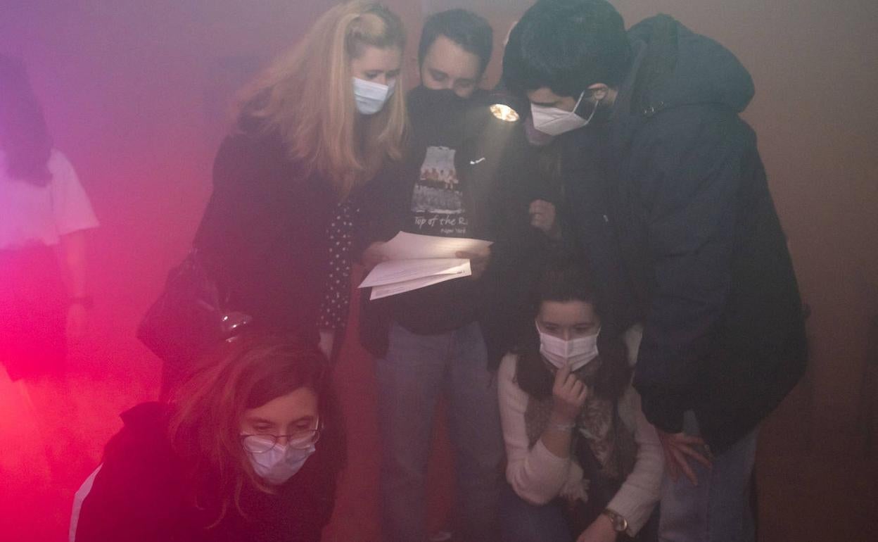 Unos chicos participan en un escape room en la Casa Joven de Segovia. 