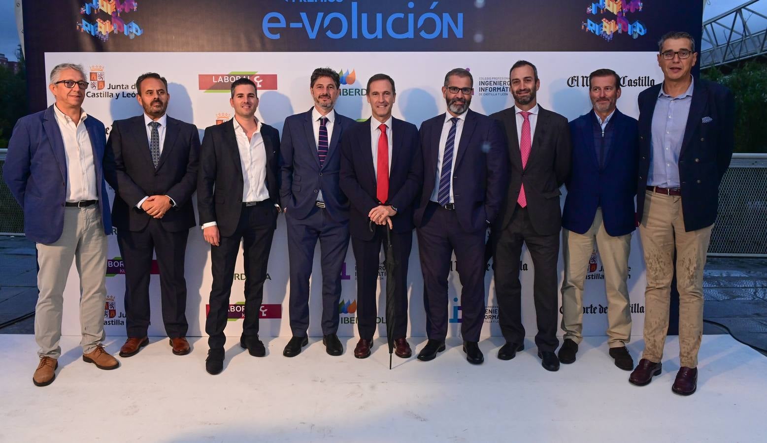 Jorge Caviedes, Javier Manrique, Alberto Voces, Román Marquín, Javier Cebrián, Luis Guerra, Francisco Javier Mahamud, Ignacio González y Gerardo Moreno, de Laboral Kutxa.