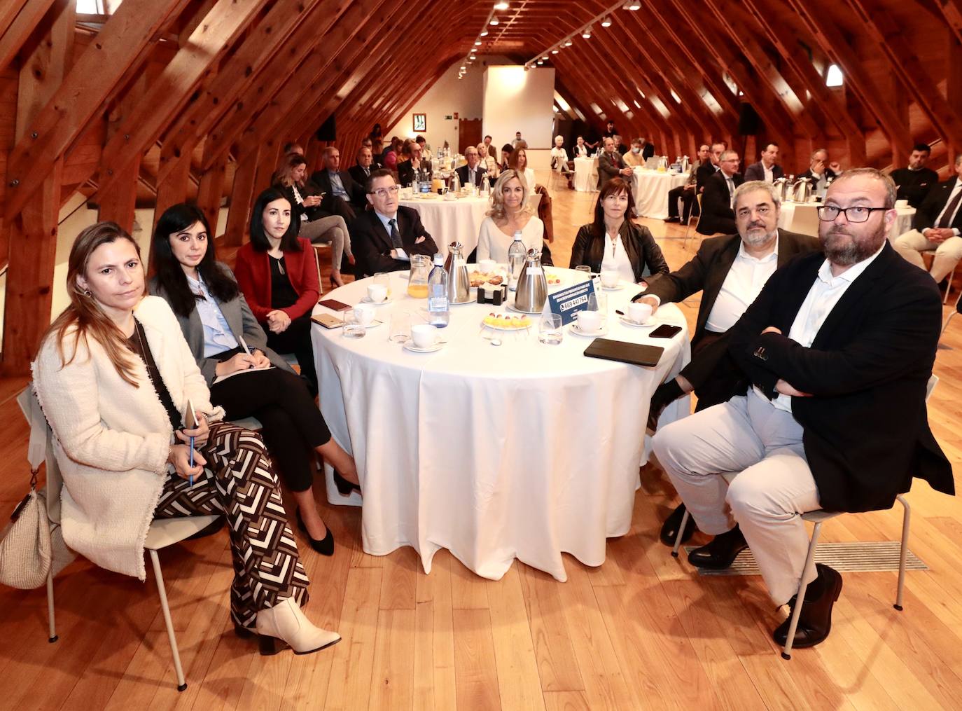 Isabel del Amo, Asucyl; Leticia Mingueza, ATA; Susana Aguado, Fundaciones Ecyl; Rafael de Santiago, Inmobiliaria Algom; Sol Calderón, B.Sabadell; Sonia Gallego, Gesvalt; Carlos Aganzo, director de Relaciones Institucionales de El Norte de Castilla y Julio Casado, Mercadona.