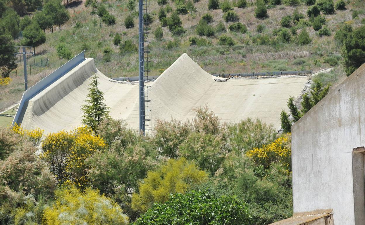 Pistas secas de Meseta Ski, que fueron desmanteladas por orden de los tribunales. 