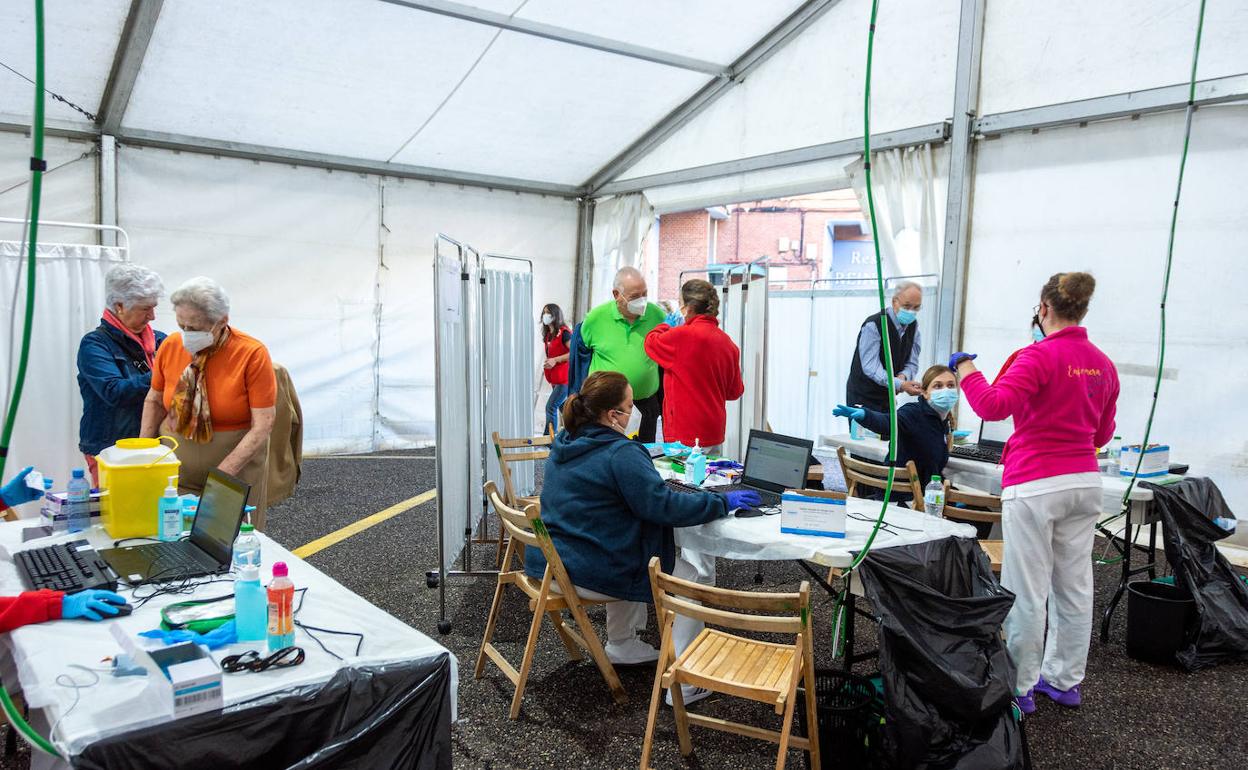 Líneas de vacunación en la carpa del Salón, este martes. 