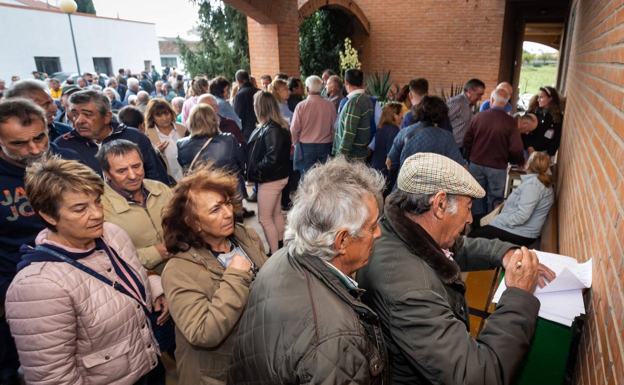 Varias personas esperar para poder firmar esta mañana, a las puertas de la Unidad Veterinaria de Ciudad Rodrigo. 