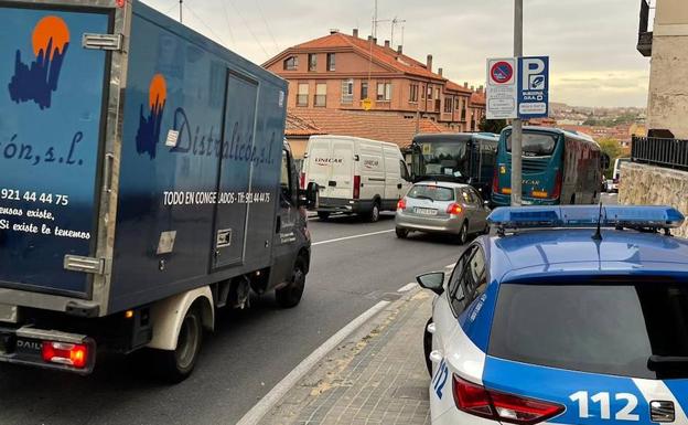 La avería de un autobús ocasiona casi dos horas de retenciones en la calle de San Gabriel