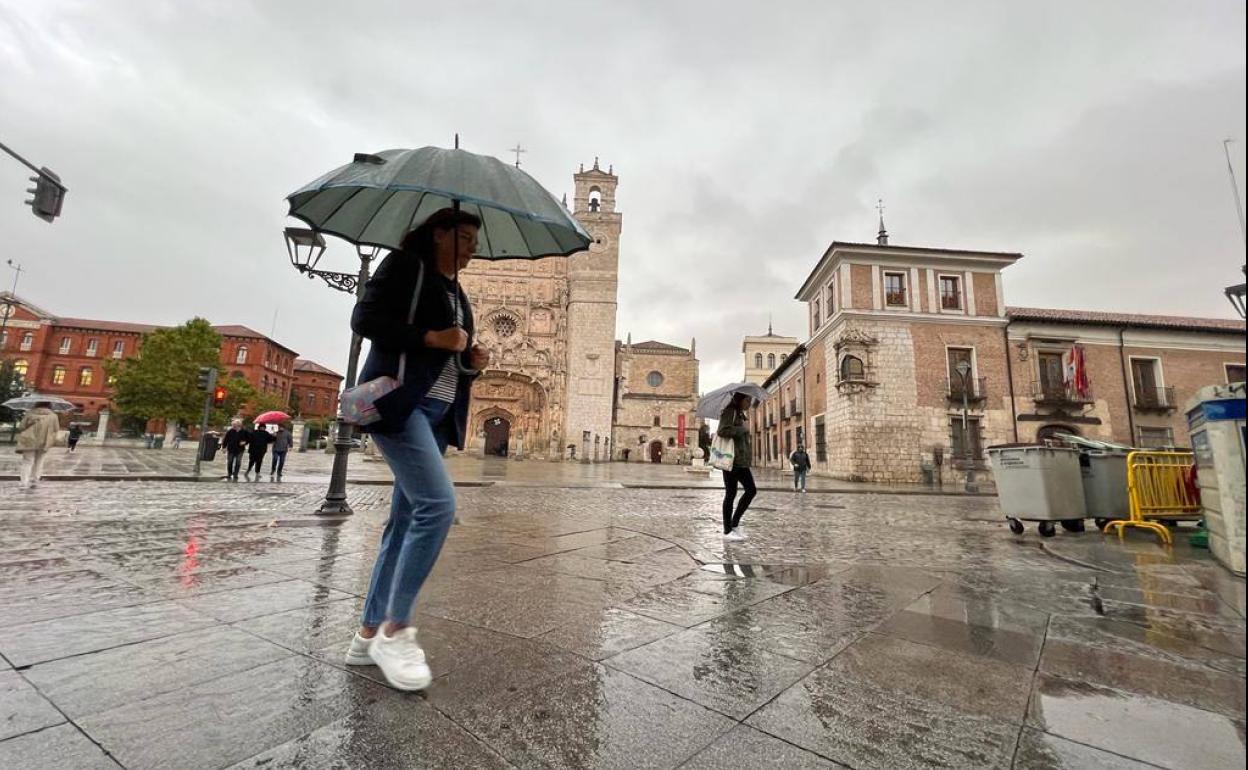 Una mujer se protege de la la lluvia este miércoles en San Pablo.