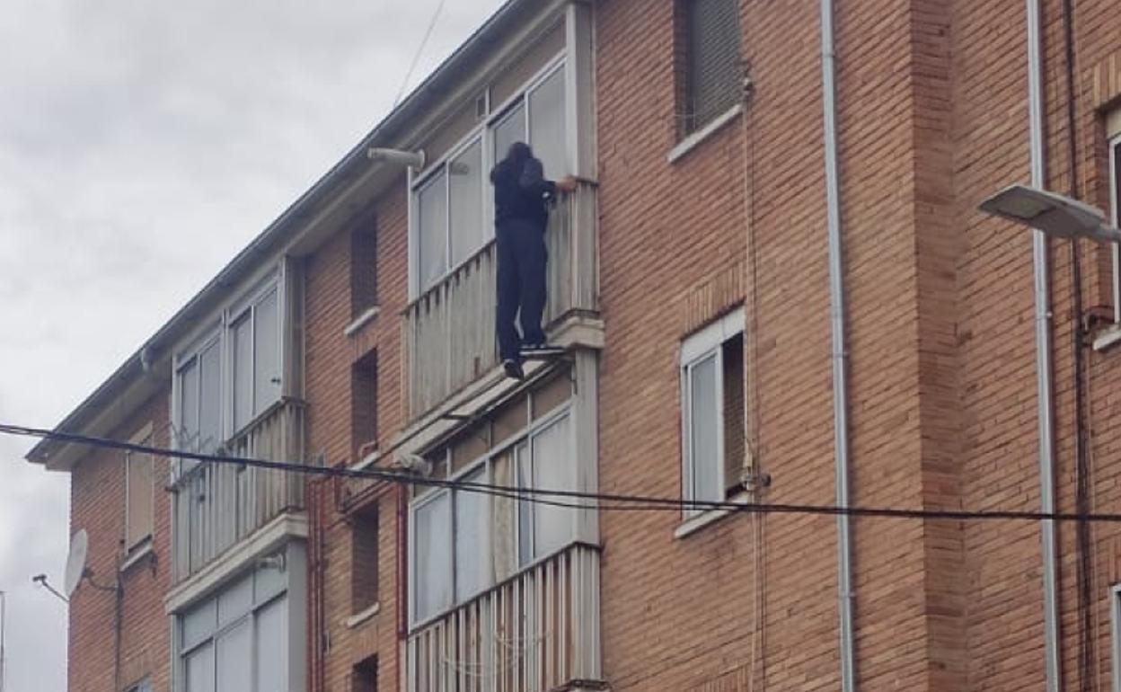 El vecino, aún colgado del balcón de su domicilio en la calle Pedro Muñoz Seca. 