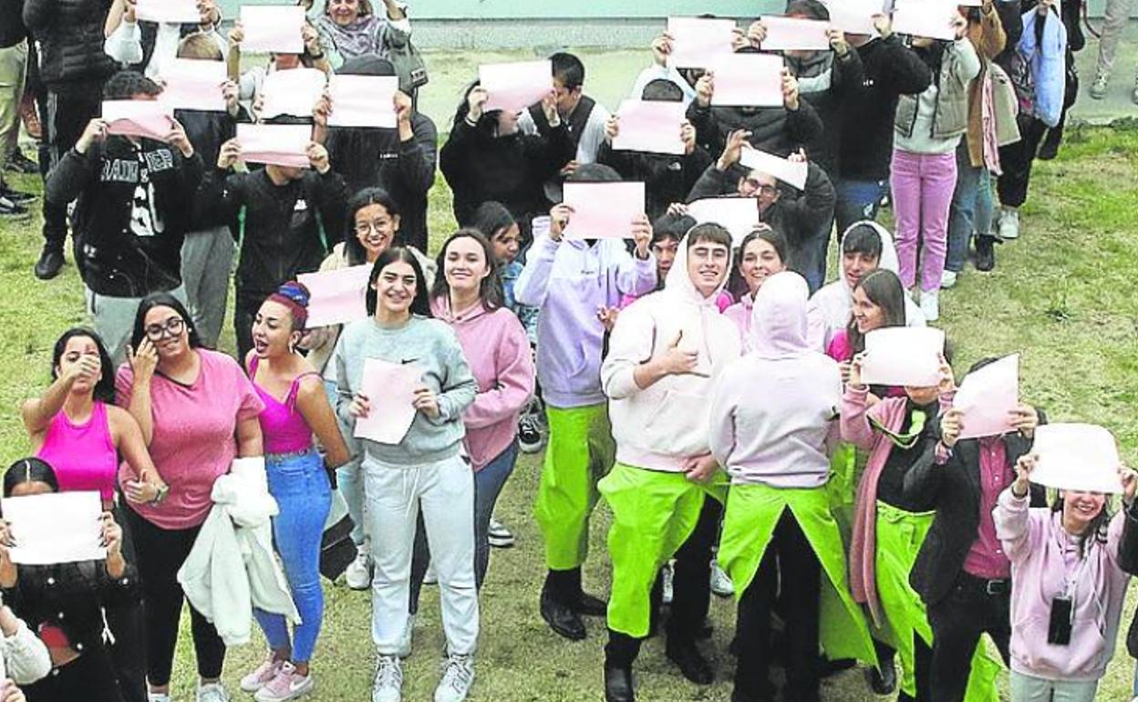 Alumnos del centro de FP Felipe VI forman un lazo rosa por el Día contra el Cáncer de Mama. 
