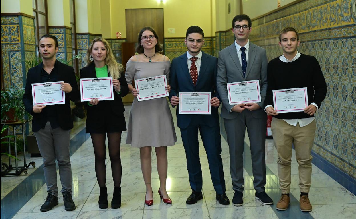 Los premiados y los finalistas posan con sus diplomas.