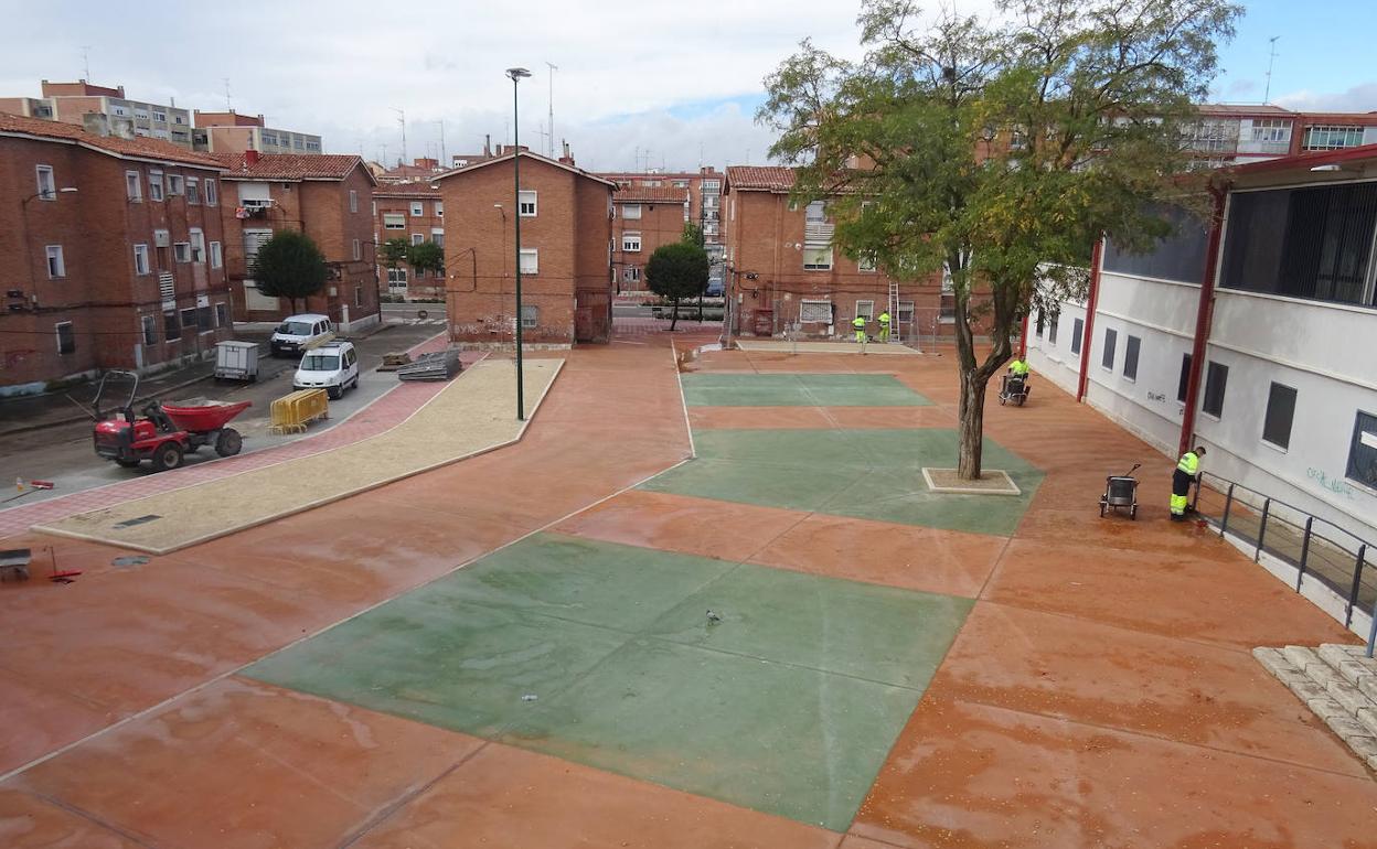 Operarios de Limpieza trabajan en la plazoleta de Las Viudas tras la retirada de las vallas de obra. 