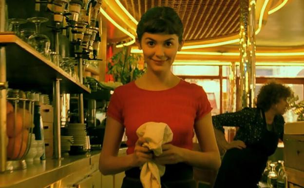 Fotograma de Amélie en la barra del Café des Deux Moulins. 