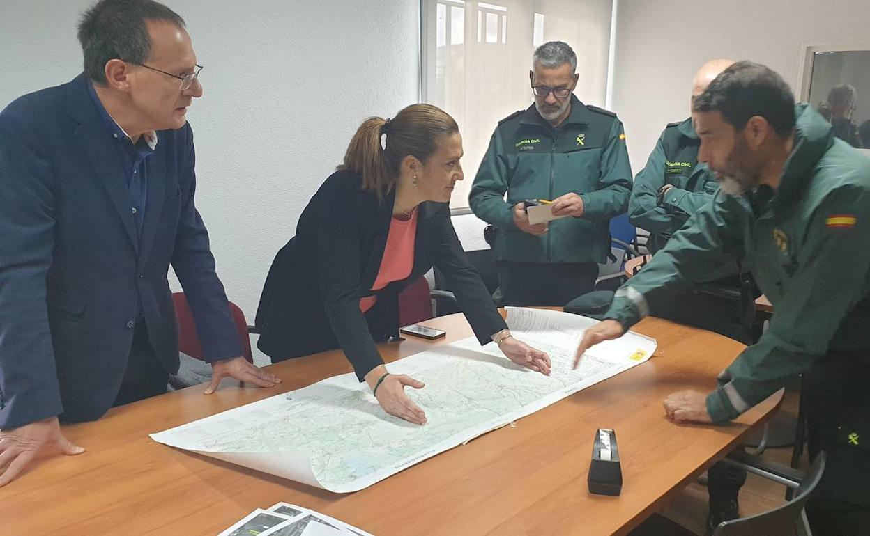 La delegada del Gobierno, Virginia Barcones, dialoga con la Guardia Civil en el puesto de mando instalado en Puebla de Sanabria.