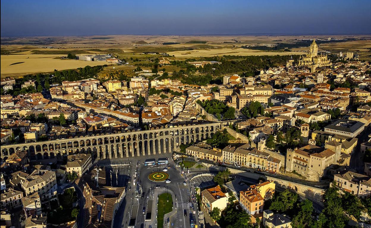 Panorámica del Acueducto y la ciudad vieja de Segovia. 