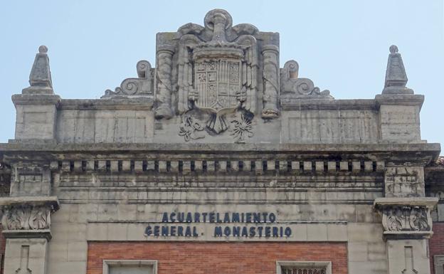 Escudo de la fachada del antiguo cuartel General Monasterio. 