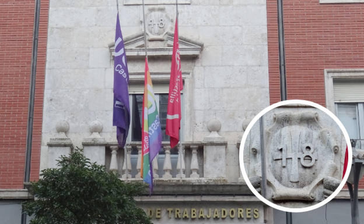 Símbolo del 18 de julio en la fachada de la sede de UGT en la calle Gamazo. 