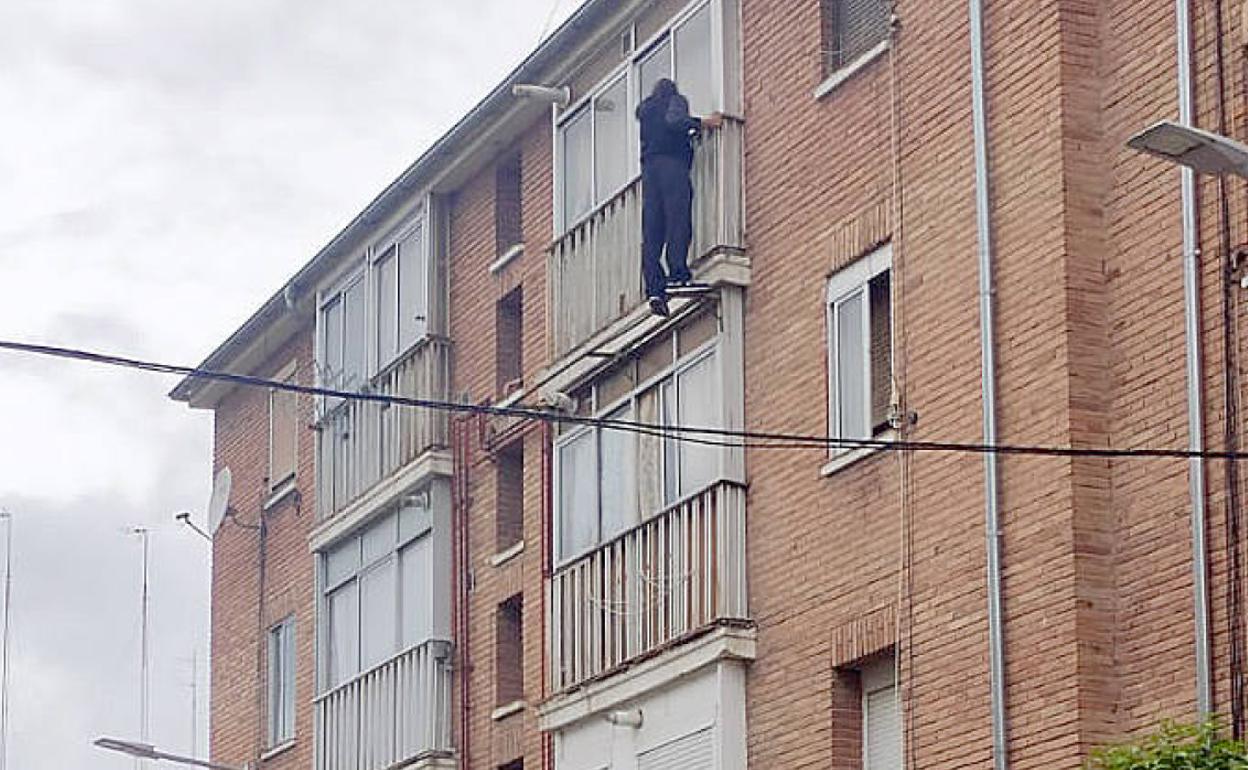 El vecino de la calle Pedro Muñoz Seca, el viernes, antes de ser rescatado por los policías locales. 