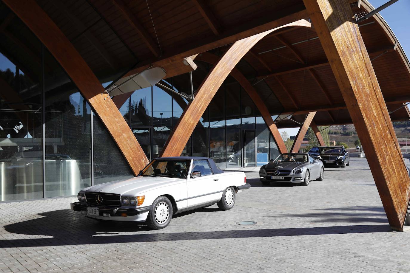 Fotos: Una veintena de coches clásicos de Mercedes visitan Bodegas Protos