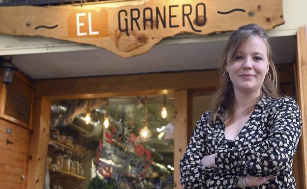 Astrid Henmark, a la puerta de El Granero, donde Ábrego facilita la venta de productos directamente del sector primario.