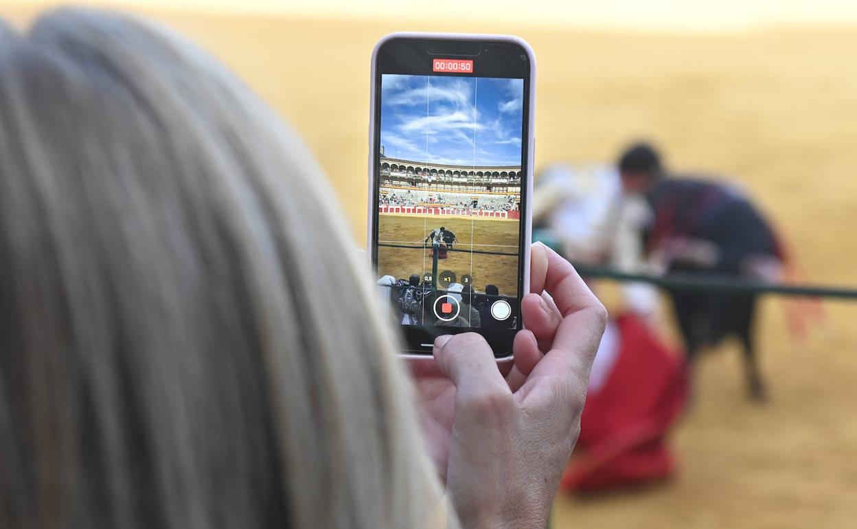 Una aficionada toma fotos en la corrida del 8 de septiembre en Valladolid.