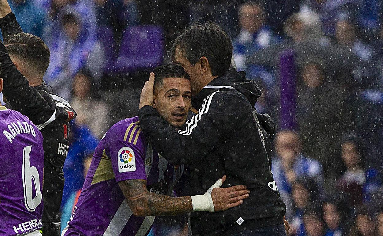 Sergio León recibe el abrazo de su técnico cuando fue sustituido. 