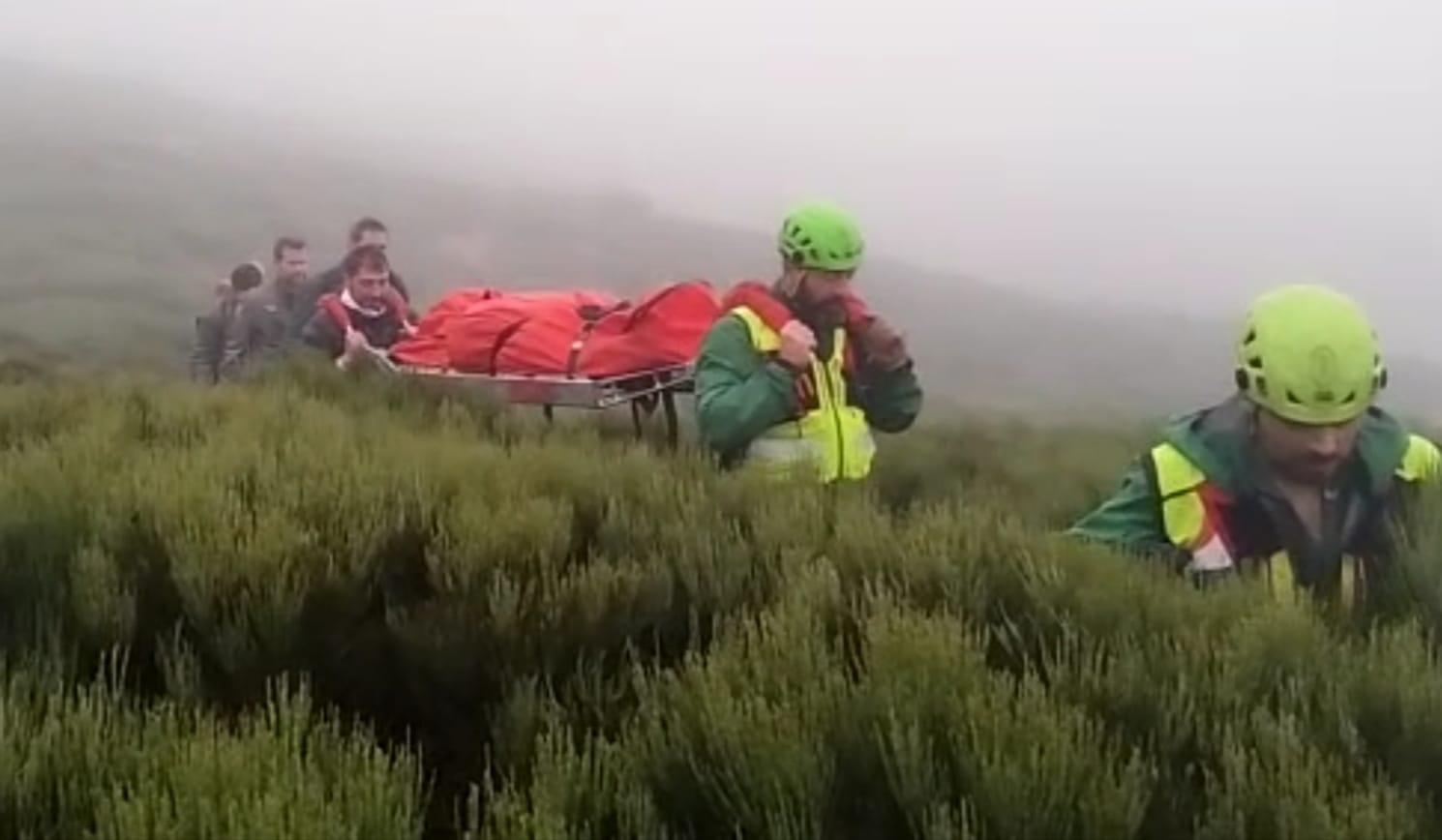Imagen de rescate de los restos del piloto fallecido, por el valle del río Bibey, en Porto de Sanabria. 