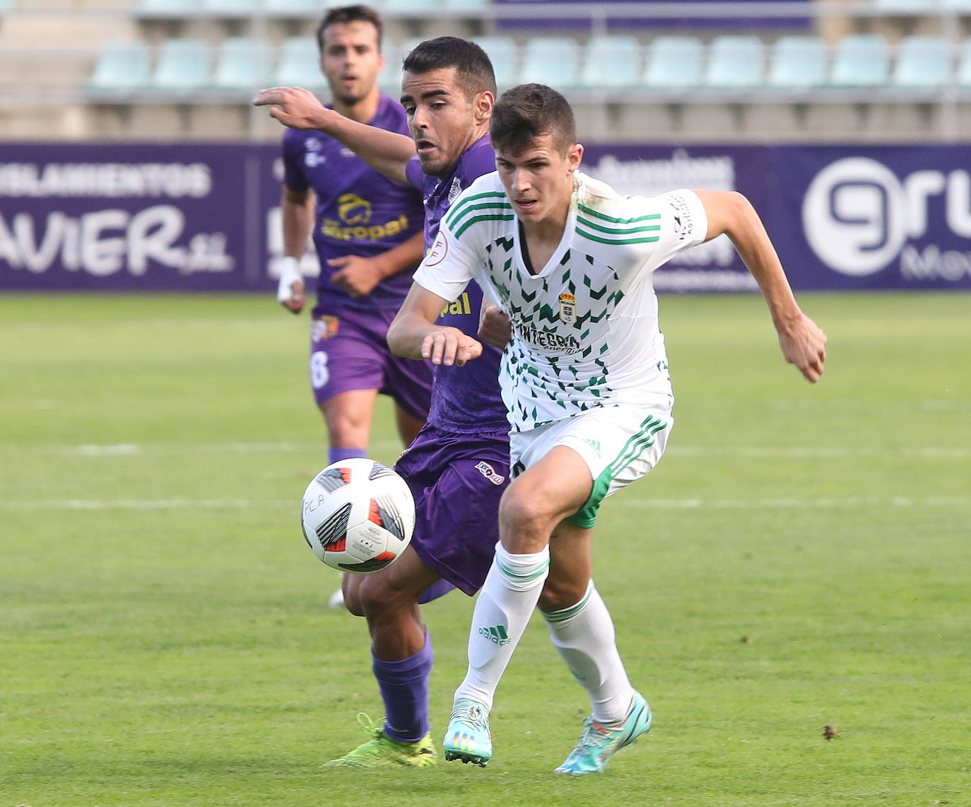 Fotos: Importante victoria para el Palencia Cristo ante el Oviedo Vetusta (2-0)