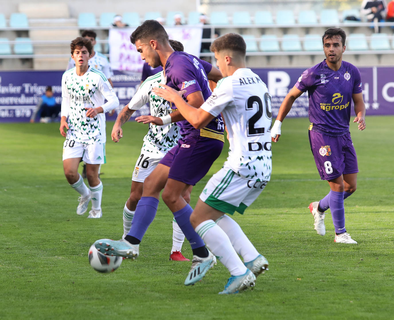 Fotos: Importante victoria para el Palencia Cristo ante el Oviedo Vetusta (2-0)