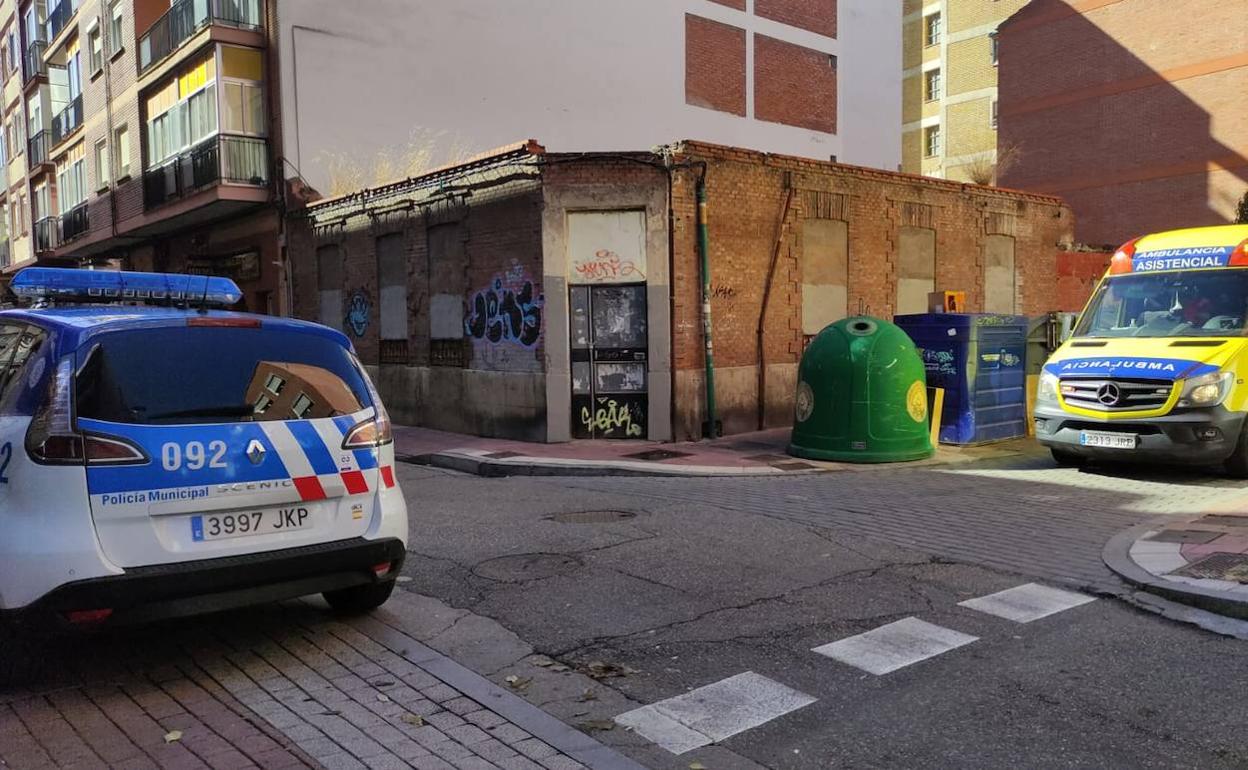 Un coche de la Policía Municipal y una ambulancia, junto a la calle Vegafría.