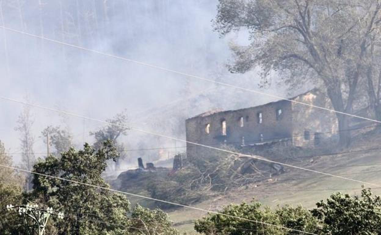 Imagen del incendio en las proximidades de Balmaseda. 