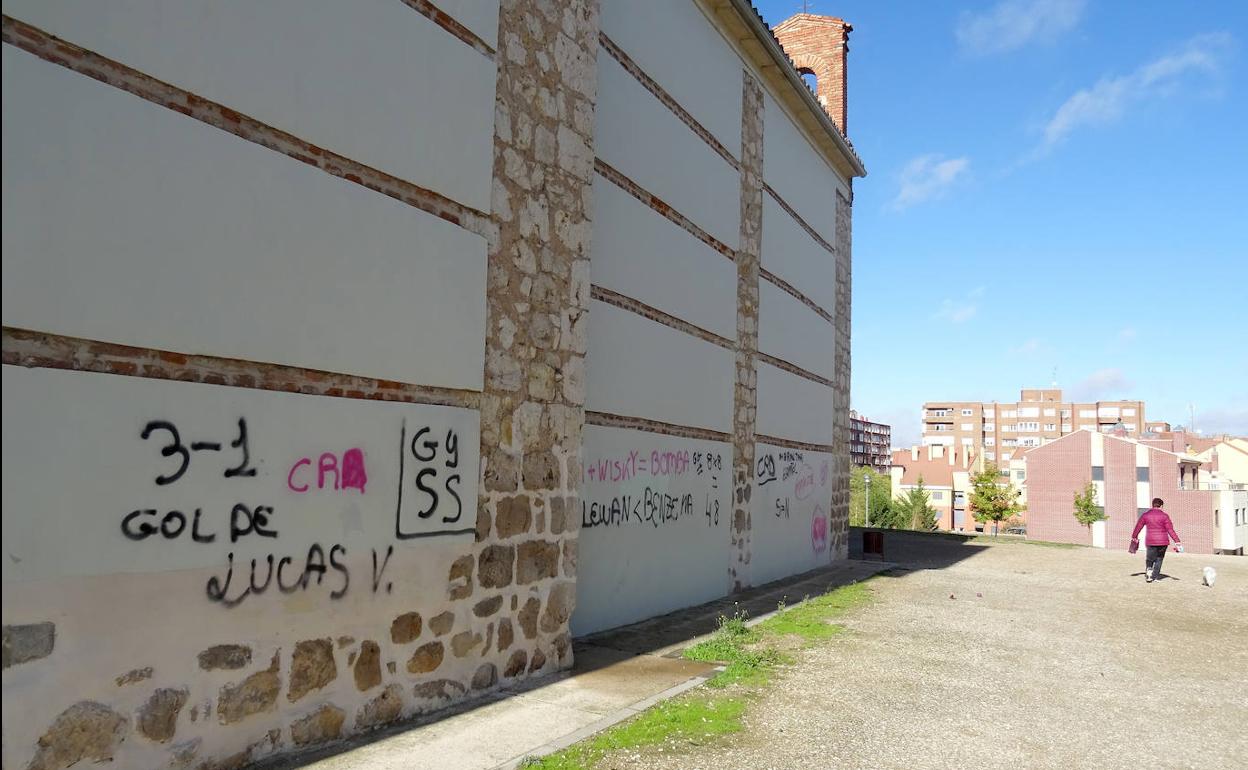 Pintadas en el lateral de la ermita de San Isidro. 