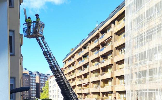 Retirada de una persiana en una vivienda del paseo del Hospital Militar. 