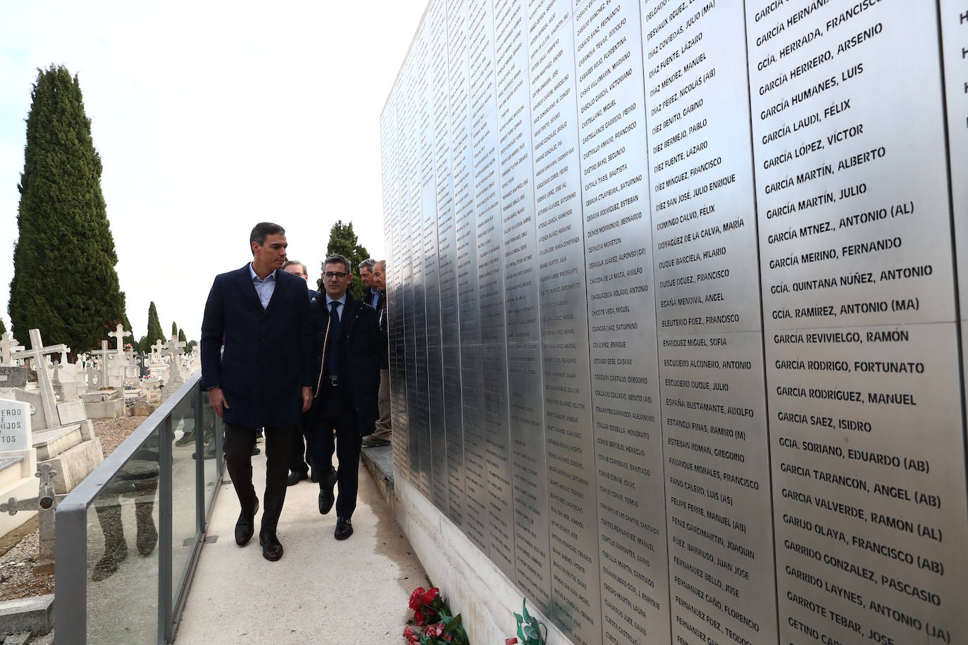 Fotos: Pedro Sánchez, en las fosas franquistas del cementerio de Valladolid