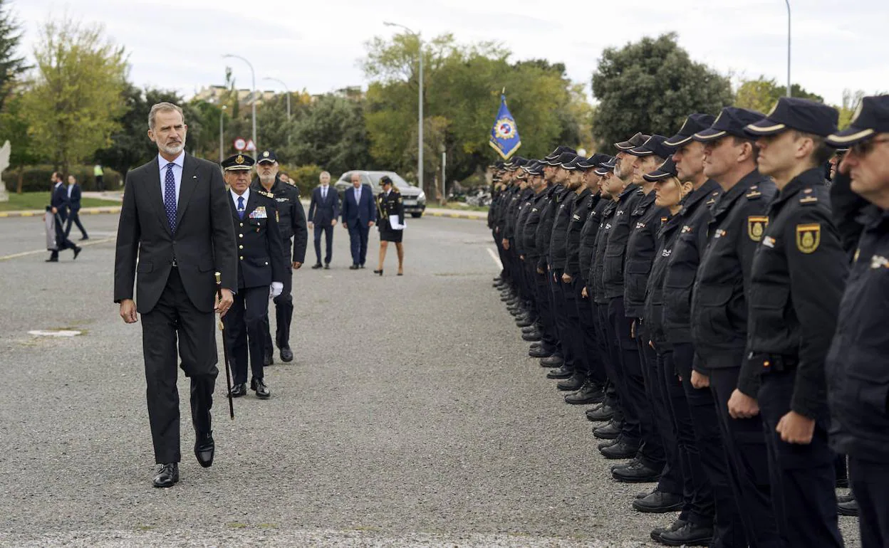 El Rey pasa revista a los agentes, ayer en la Academia de Policía de Ávila.