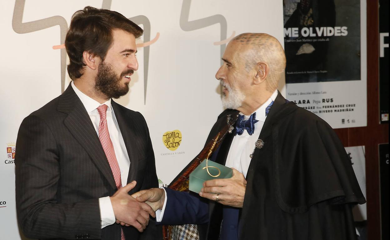 García Gallardo entrega la Espiga de Honor al director leonés Chema Sarmiento. 