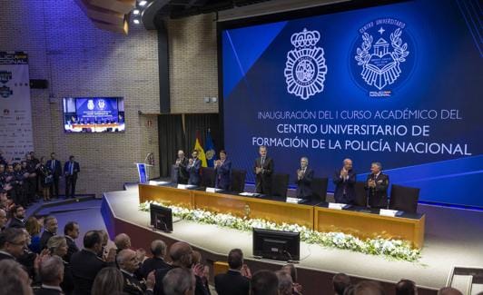 El Rey y las autoridades, durante el acto de inauguración del Centro Universitario de Formación de la Policía Nacional.