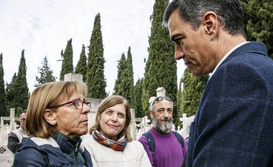 María Agustina conversa con Pedro Sánchez durante su visita al cementerio. 