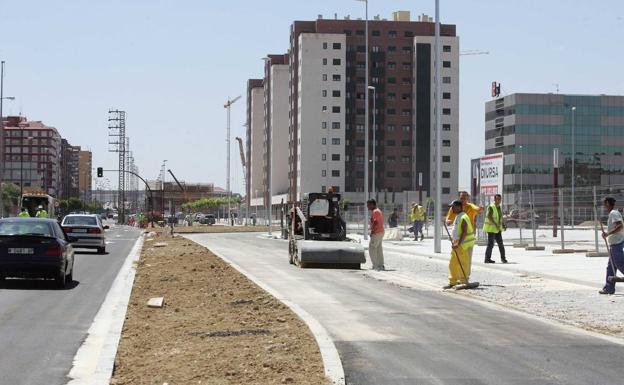 Obras de urbanización del paseo en 2007, cuando se mantuvieron los postes de la luz. 