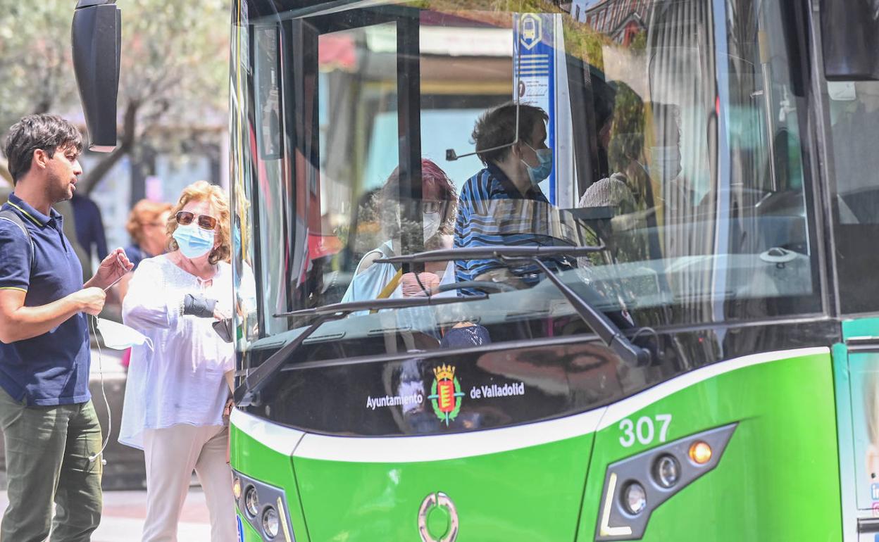 Viajeros de autobús con mascarillas en Valladolid. 