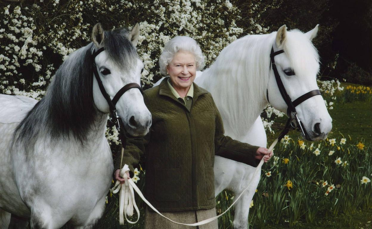 Isabel II, con dos de sus caballos. 